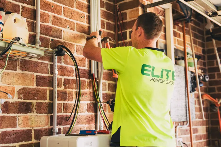 Elektryk montujący domową instalację elektryczną z magazynem energii