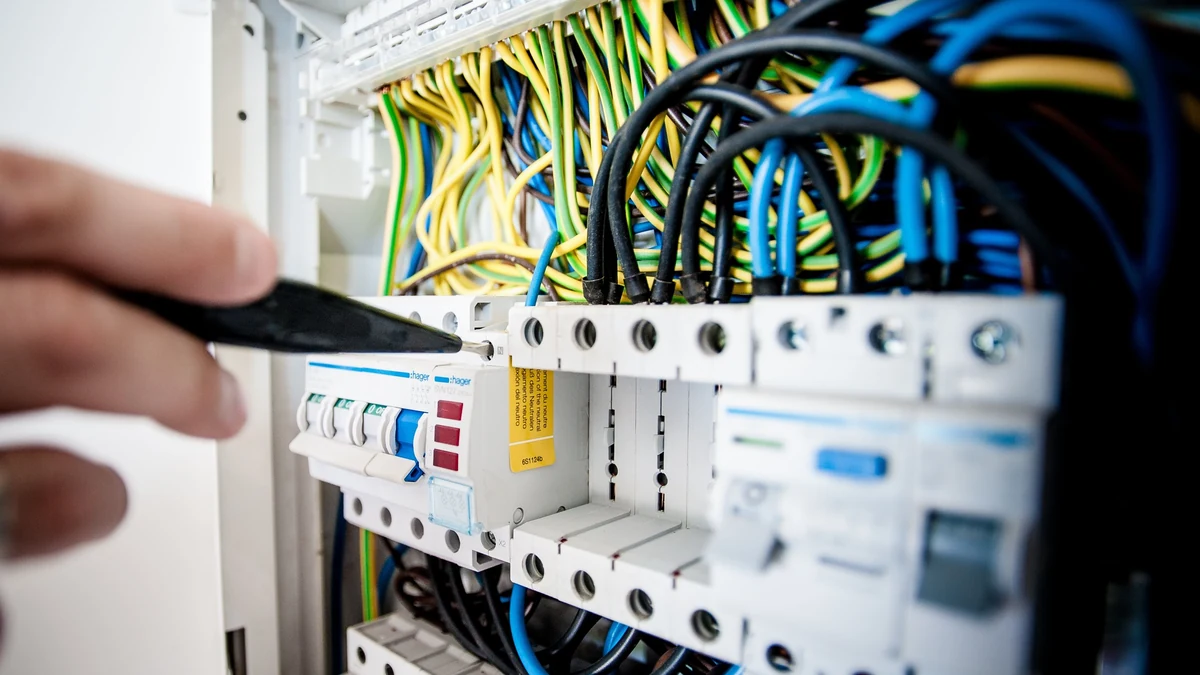 Otwarta rozdzielnica elektryczna z przewodami i aparaturą modułową