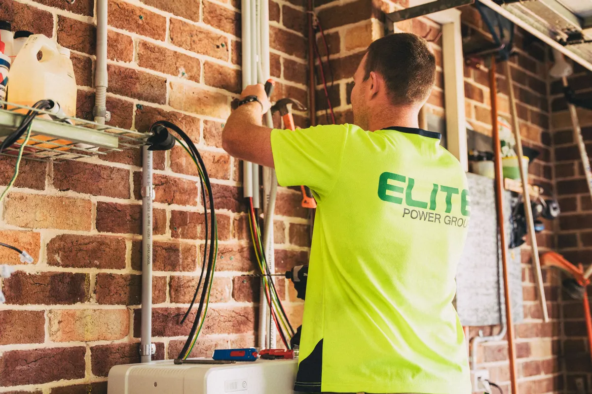 Elektryk podpisujący dokumenty przy pracach instalacyjnych
