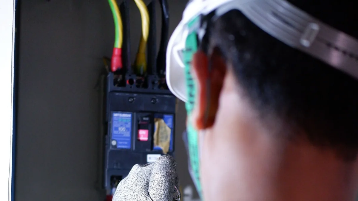 Elektryk przy rozdzielnicy - ważność świadectwa SEP i termin odnowienia